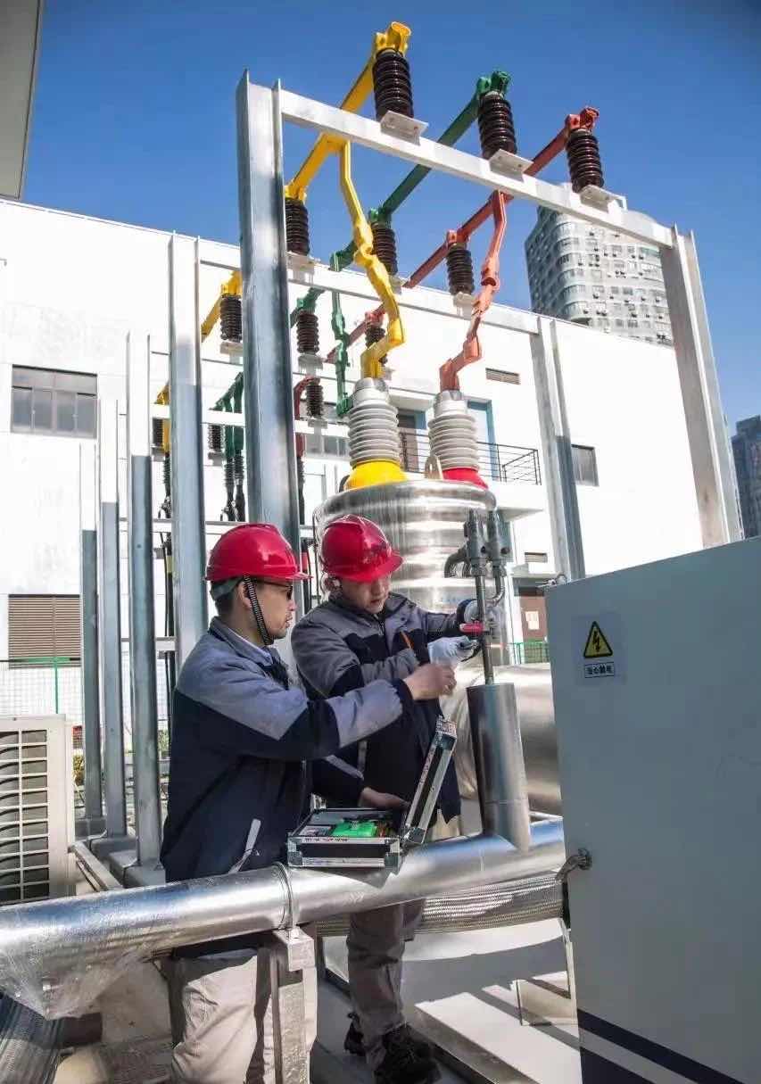 世界首條35千伏公里級超導電纜輸電工程聯(lián)結(jié)兩座220千伏變電站，總長1.2公里。